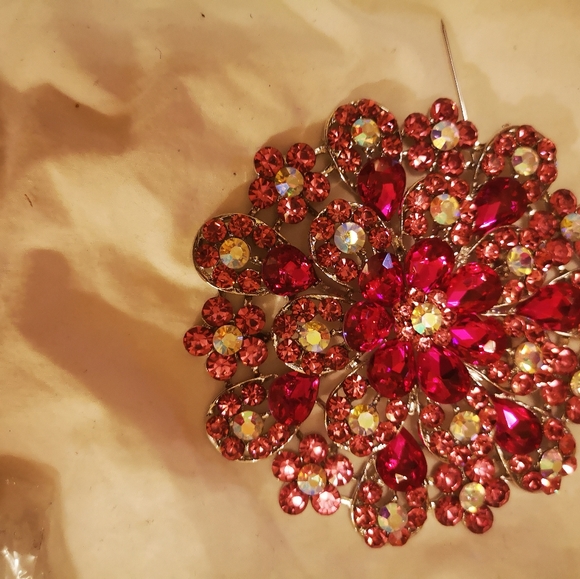 Broch - Picture 2 of 6